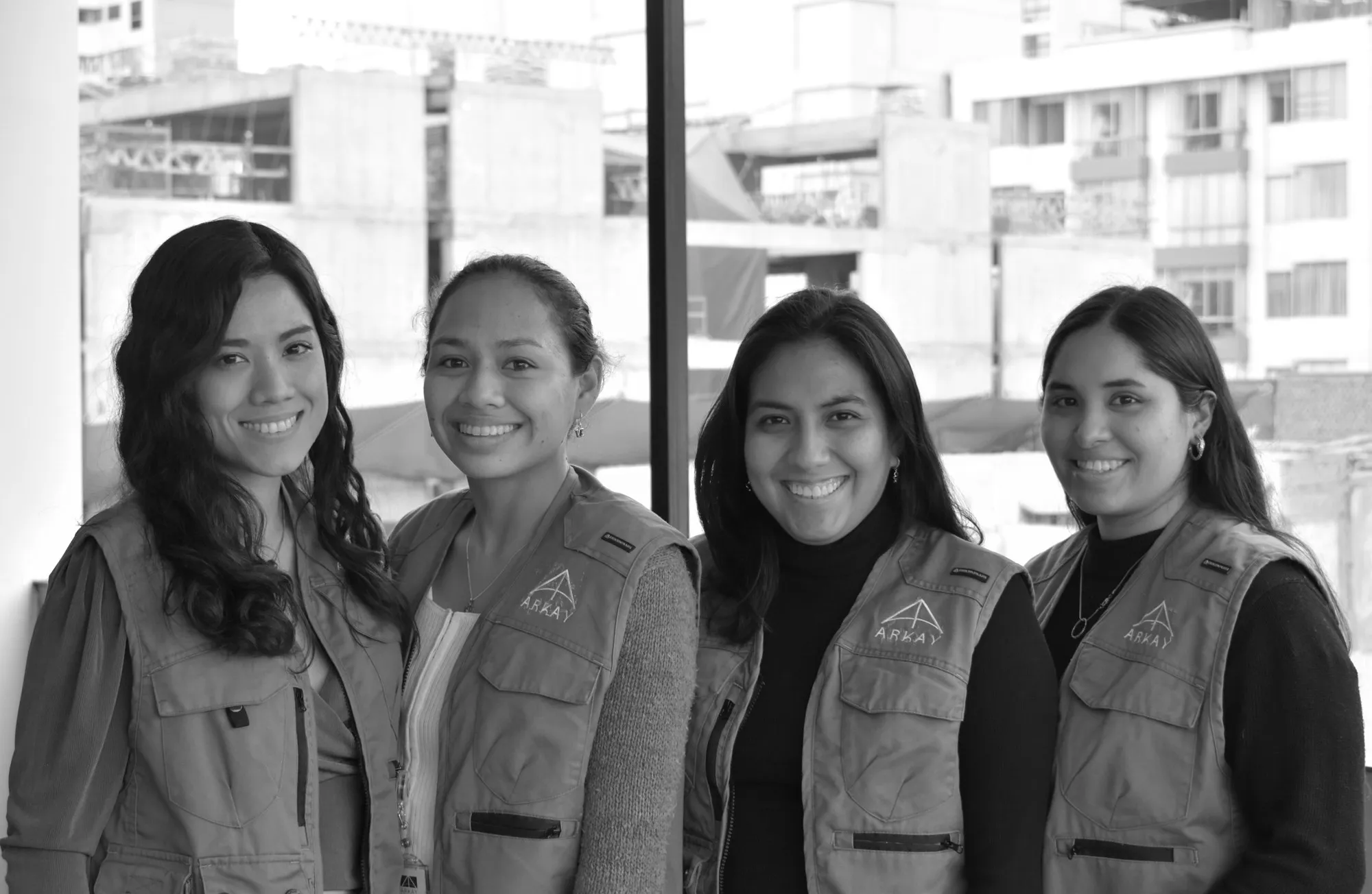 Parte del equipo de Arkay en obra, con chalecos de la empresa.